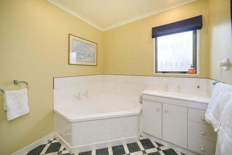 Photo of property in 46 Pahiatua Street, Hokowhitu, Palmerston North, 4410