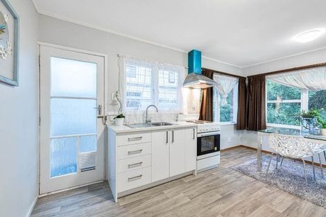 Photo of property in 2/90 Te Atatu Road, Te Atatu South, Auckland, 0610