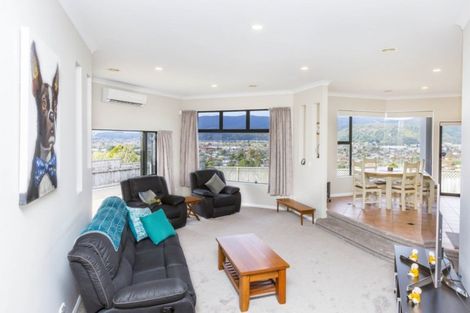 Photo of property in 17 Birkinshaw Grove, Riverstone Terraces, Upper Hutt, 5018
