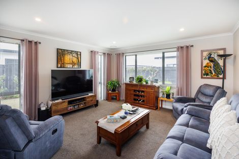 Photo of property in 71 Johnstone Drive, Fitzherbert, Palmerston North, 4410