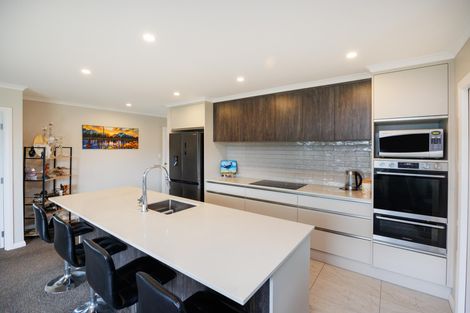 Photo of property in 71 Johnstone Drive, Fitzherbert, Palmerston North, 4410