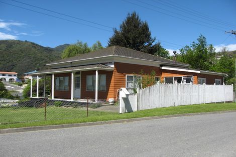 Photo of property in 2 Cornwall Street, Picton, 7220