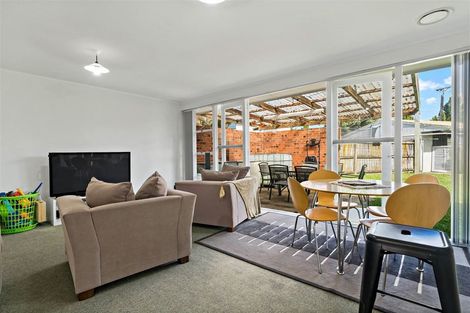 Photo of property in 2/7 Alwyn Avenue, Te Atatu South, Auckland, 0610