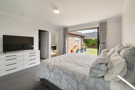 Photo of property in 11 Geneva Terrace, Kelvin Grove, Palmerston North, 4414