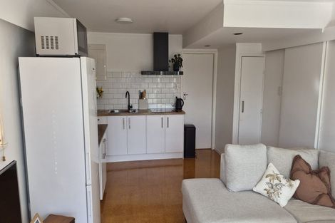 Photo of property in 5 Madison Place, Forrest Hill, Auckland, 0620