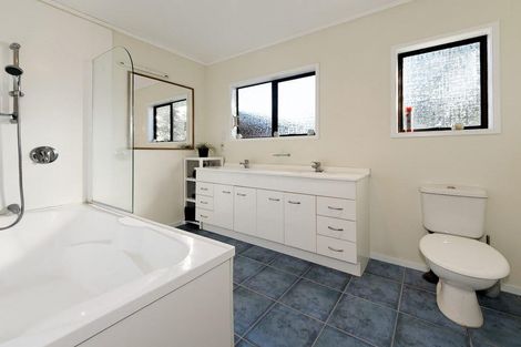 Photo of property in 12 Harrybrook Road, Green Bay, Auckland, 0604