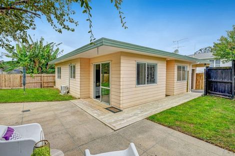 Photo of property in 2/16 Ellice Road, Totara Vale, Auckland, 0629