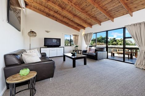 Photo of property in 12 Harrybrook Road, Green Bay, Auckland, 0604