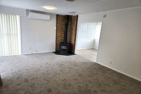 Photo of property in 2/56 Cockayne Crescent, Sunnynook, Auckland, 0620
