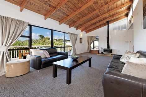 Photo of property in 12 Harrybrook Road, Green Bay, Auckland, 0604