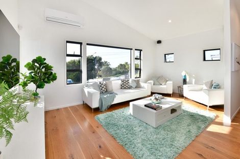 Photo of property in 25 Roberts Road, Matakatia, Whangaparaoa, 0930