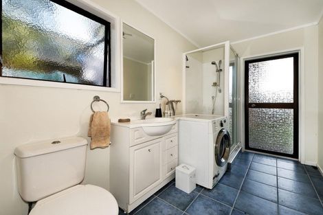 Photo of property in 12 Harrybrook Road, Green Bay, Auckland, 0604