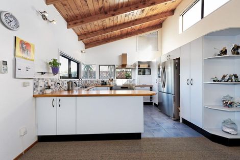 Photo of property in 12 Harrybrook Road, Green Bay, Auckland, 0604