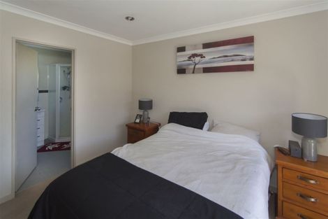 Photo of property in 2b Waikaukau Road, Glen Eden, Auckland, 0602