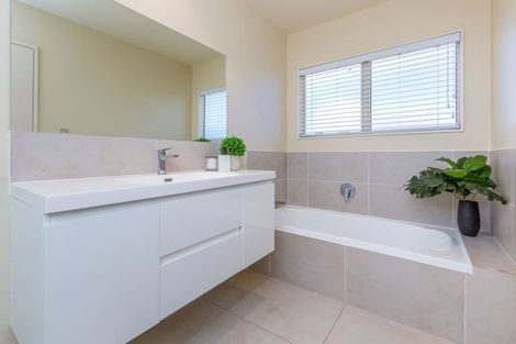 Photo of property in 25 Sunny Crescent, Huapai, Kumeu, 0810