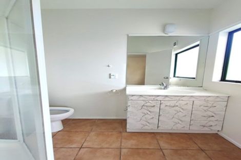 Photo of property in 631a Glenfield Road, Totara Vale, Auckland, 0629