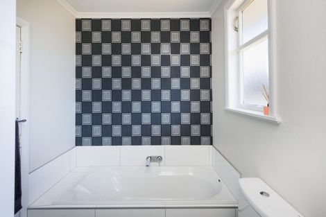 Photo of property in 27 Knowles Street, Terrace End, Palmerston North, 4410