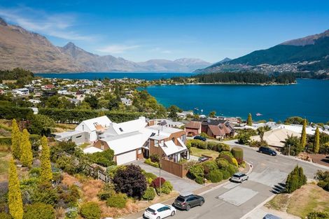 Photo of property in 2 Milward Place, Kelvin Heights, Queenstown, 9300
