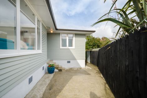 Photo of property in 2/27 Abbotleigh Avenue, Te Atatu Peninsula, Auckland, 0610