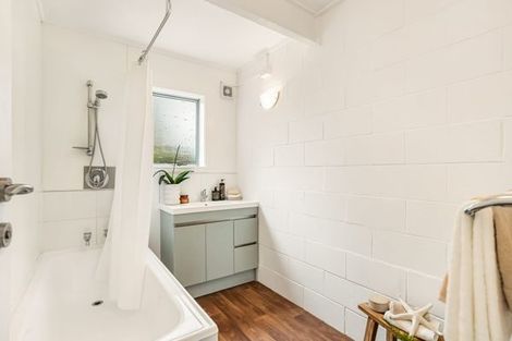 Photo of property in 56 Beach Haven Road, Beach Haven, Auckland, 0626