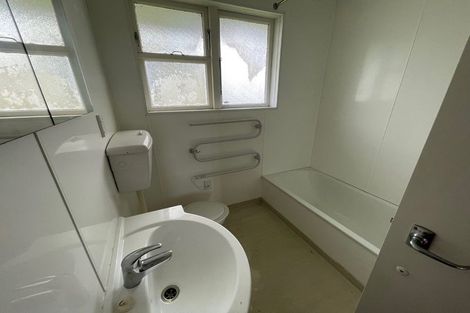 Photo of property in 28 Roberts Avenue, Bayswater, Auckland, 0622