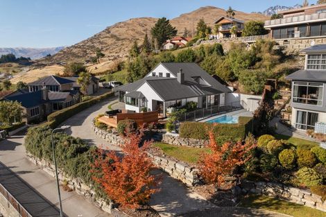 Photo of property in 8 Elizabeth Place, Kelvin Heights, Queenstown, 9300