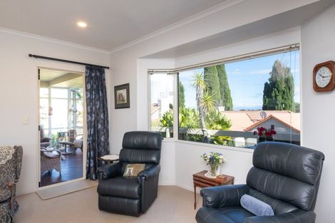 Photo of property in 16 Busby Hill, Havelock North, 4130