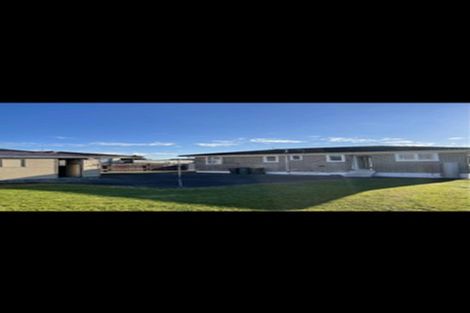 Photo of property in 90 Windrush Close, Mangere, Auckland, 2022