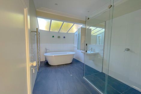 Photo of property in 15 Cambridge Terrace, Devonport, Auckland, 0624