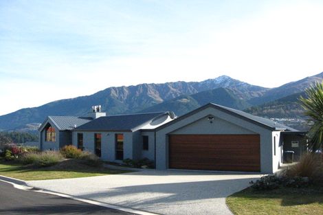 Photo of property in 7 Milward Place, Kelvin Heights, Queenstown, 9300