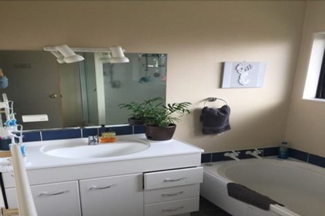 Photo of property in 8 Mirabell Place, Golflands, Auckland, 2013