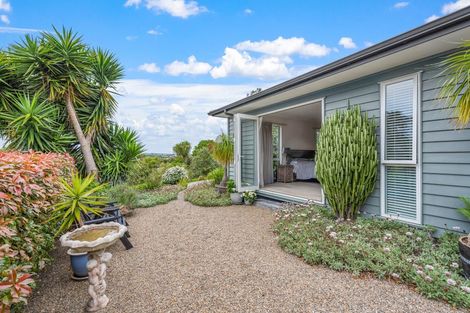 Photo of property in 35 Hobbs Road, Matakatia, Whangaparaoa, 0930