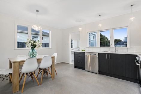 Photo of property in 36 Pine Avenue, Henderson, Auckland, 0612