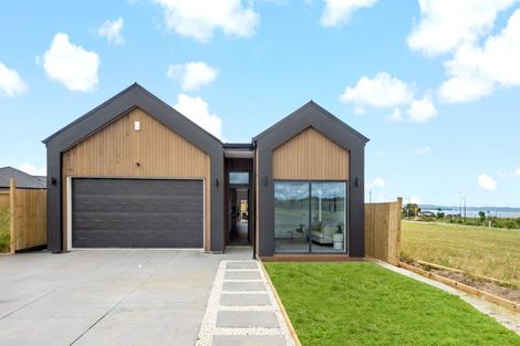 Photo of property in 14 Whata Street, Clarks Beach, 2122