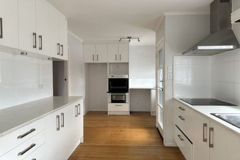 Photo of property in 16 Buscomb Avenue, Henderson, Auckland, 0610