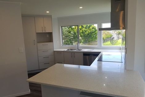 Photo of property in 60 Lagoon Way, West Harbour, Auckland, 0618