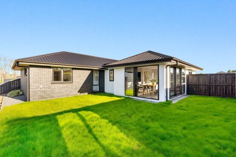 Photo of property in 74 Metoriti Crescent, Karaka, 2124