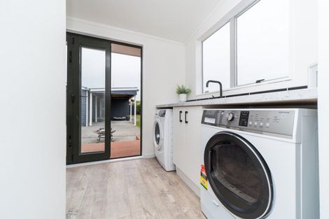 Photo of property in 9 Hinau Place, Cloverlea, Palmerston North, 4412