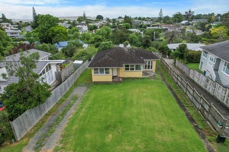 Photo of property in 24 Gill Avenue, Te Atatu Peninsula, Auckland, 0610