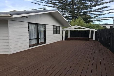 Photo of property in 2/23 Camelot Place, Glenfield, Auckland, 0629