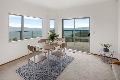 Photo of property in 22 Bennett Grove, Newlands, Wellington, 6037