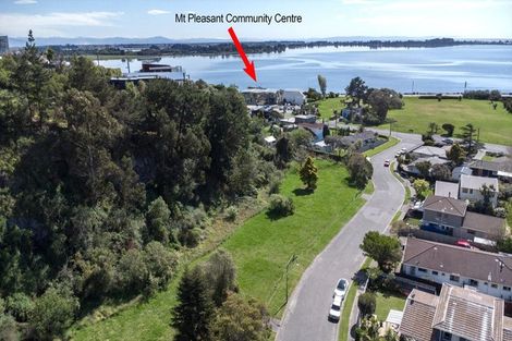 Photo of property in 8 Aratoro Place, Mount Pleasant, Christchurch, 8081
