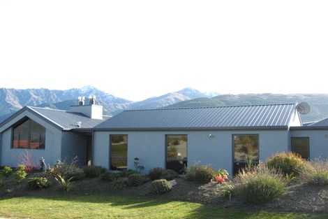 Photo of property in 7 Milward Place, Kelvin Heights, Queenstown, 9300