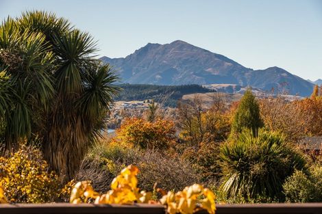 Photo of property in 10 Heuchan Lane, Wanaka, 9305