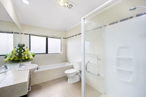 Photo of property in 1 Seresin Crescent, Flat Bush, Auckland, 2016