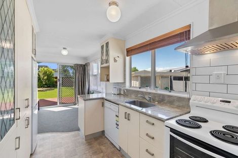 Photo of property in 17 Abraham Crescent, Milson, Palmerston North, 4414