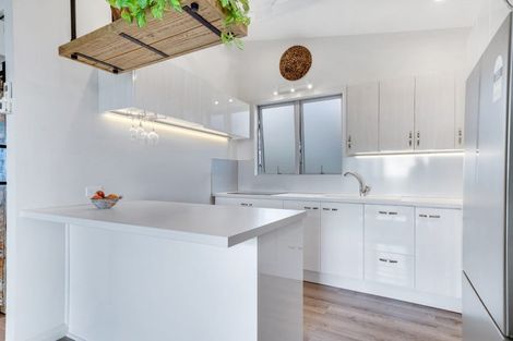 Photo of property in 2 Karaka Road, Kawakawa Bay, Papakura, 2585