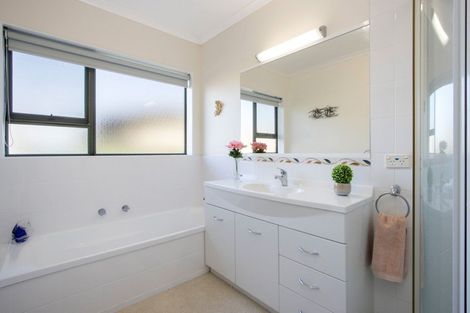 Photo of property in 16 Donegal Place, Katikati, 3129