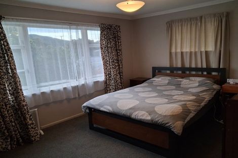 Photo of property in 35 Pokohiwi Road, Normandale, Lower Hutt, 5010