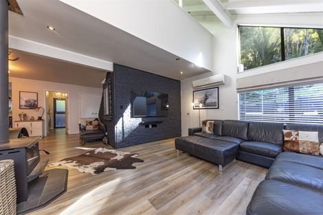 Photo of property in 422 Scenic Drive, Waiatarua, Auckland, 0612